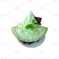 新鲜的日本甜瓜切片配上软冰淇淋甜瓜。夏季健康甜品孤立与剪切路径。