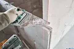 手锯石膏板。公寓的内墙使用带槽脊的石膏混凝土板。新建筑尚未完工。企口石膏块