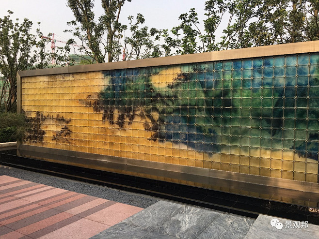 这是一片由540块晶莹剔透的琉璃方砖组合...