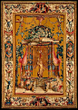 17世纪的法国手工挂毯。挂毯也称作“壁毯”，由温暖的羊毛、细亮的丝线在高超的工艺下编织而成的艺术品。作室内壁面装饰用，从远处看，具有媲美油画般的逼真效果。图一挂毯中的图案描绘了法国国王路易十四有关的许多符号：鸢尾，一个太阳，冠，和字母“L”的王冠。（纽约大都会博物馆）