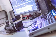 专业的视频剪辑和视频制作室:显示器，摄像机和声音混音