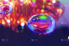下降的宏观背景。水滴在一个彩色背景与层次和高光。抽象的斑点纹理背景。手机壁纸