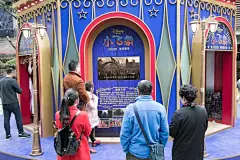 《小飞象》电影主题展空降6座城市，刷爆你的朋友圈！_香港 : 时代广场率先于电影开映前为粉丝带来「迪斯尼《小飞象》『梦想乐园』马戏团展览」，把片中的马戏团带到香港，主角Dumbo更会与粉丝翱翔多个香港名胜，现场更有不同布景、表演场地及3D小飞象给大家自拍，更有免费…