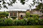 在英国德比郡，有一座现存保存最完整的中世纪宅邸——哈登庄园（Haddon Hall），它曾出现在《傲慢与偏见》、《另一个波琳家的女孩》等多部影片中。每到六月，蔷薇攀上石墙，有种历史深沉与花枝鲜活的交错美感。 ​​​​