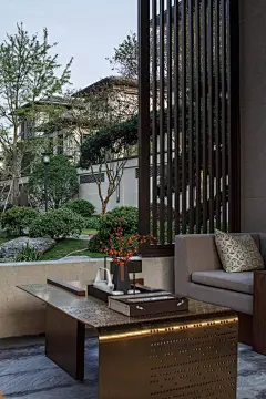 金科·九曲河|缘起东方，归于九境的园林典藏之作 : 项目由 重庆凯尔辛基园林有限公司原创供稿 一迳抱幽山， 居然城市间。 　　高轩面曲水， 修竹慰愁颜。 　　迹与豺狼远， 心随鱼鸟闲。 　　吾甘老此境， 无暇事机关。 　　 　　世人皆向往宁静而致远，曲径又通幽的人