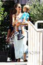 当地时间9月17日，亚历山大·安布罗休 (Alessandra Ambrosio) 抱着儿子Noah去逛Brentwood的农产品市场。