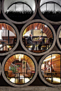 [澳大利亚墨尔本 Prahran 酒店设计] 位于澳大利亚墨尔本的 Prahran 酒店邀请到 Techne 建筑设计事务所的几位设计师为其打造了这个别致的水泥管餐厅。从建筑外部看过去这17根水泥管错落有致的排列在那里很是吸引人，内部的感觉同样很独特，水泥和木材的材质组合加上适当绿植的点缀为室内环境营造出一种很朴素又有那么点情调的感觉。来到墨尔本的游客们走到这里应该很容易就被它打动吧。