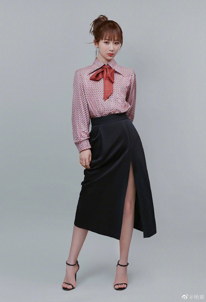 组图杨紫明眸皓齿扎马尾少女气息满满衬衫配长裙秒变乖