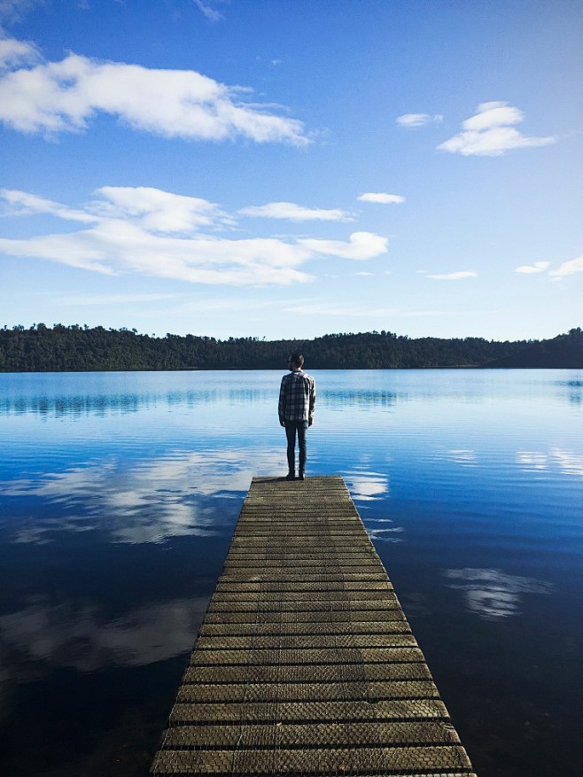 湖面湖水男人男人背影男人背部走廊自然风景风景