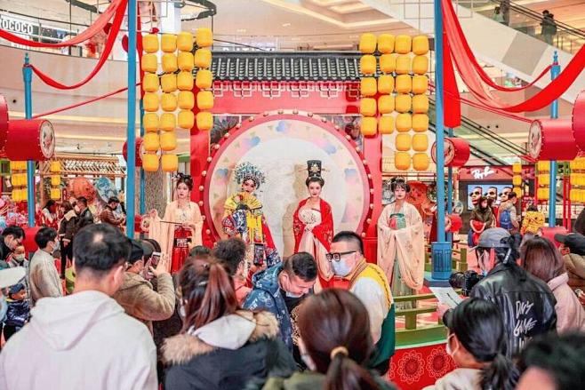 上海七宝万科广场
年宵花市之牛「戏」冲天...