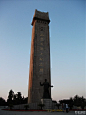 主峰上矗立着一块42.3米高的石碑，碑身正面镌刻着邓小平亲笔题写的"革命烈士纪念...