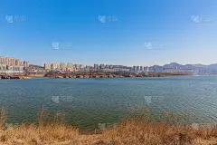 中国大连西山湖冬季户外大坝和城市