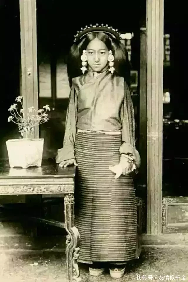 晚清真实老照片：上百年前一位藏族女子神似...