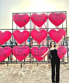 火龙果色爱心拍照也太显白了吧！