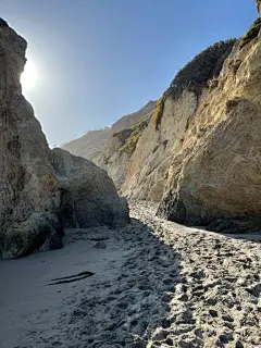 时而宁静时而波涛汹涌的海边