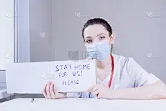 医生、病毒学家、科学家出示有“呆在家里”标志的海报，并要求“呆在家里”。居家隔离、预防COVID-1