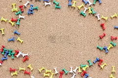 软木板上放着别针