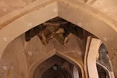 印度卡纳塔克邦的汉比女王浴室。石雕古朴背景。联合国教科文组织世界遗产。中殿的走廊有拱顶