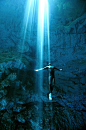 自由潜水世界纪录保持者 Christina 和 Eusebio Saenz de Santamaria 以自由潜水的方式探索了世界各地许多海洋和天然深水湖、水库等等，图片是他们潜水尤卡坦半岛天然井时，配合水面上照进来的柔美自然光的摄影作品。
