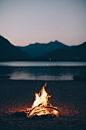 傍晚的湖泊旁点起篝火，映照这远山，感觉有了