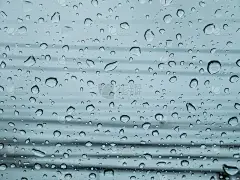 小雨打在玻璃上
