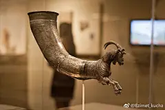                                                                     来通杯,Rhyton，提到来通，就要提陕西西安，粟特人（新疆疏勒是粟特的谐音），波斯人，希腊人。历史上，粟特人垄断了丝绸之路95%的贸易。（图1）陕西历史博物馆镇馆之宝，粟特人敬献的牛头来通杯 【来通，希腊语，希腊人喝酒的酒器，波斯帝国时期引入伊朗，粟特人又从伊朗买入，再卖给中国】图2-图9为 ​​​​...展开全文c                           