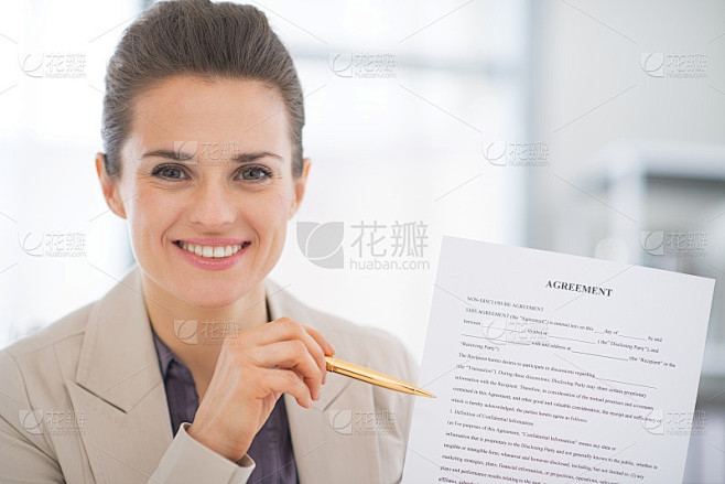 快乐的女商人表示同意的肖像