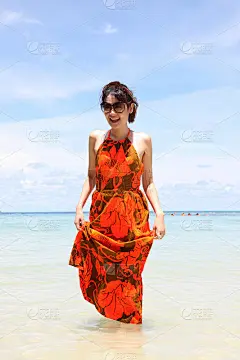 漂亮的亚洲女人在海滩上摆姿势
