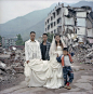 2009年5月，四川省绵竹市汉望，一个重组家庭来到地震废墟里完成了一张特殊的结婚纪念照。父亲，朱瑞祥（左一），母亲严开会（右二），大儿子李兴兵（严开会之子），小儿子朱樟乙（朱瑞祥之子）。