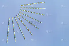 彩色纸饮料吸管与金色条纹图案为派对或庆祝。可重复使用的环保材料理念。从以上观点。