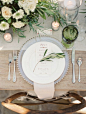 #银禧SilverTalk# #婚礼热点# 
婚礼宴会的餐桌摆设也是一门美学。把餐盘完美的利用起来，放上邀请函或者是一些小装饰品，也能让宾客进一步了解新人。