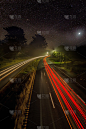 在星空下高速公路上的汽车的夜晚形象