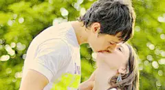 　　世间最残酷的事，一是时间无岸，一是流年似水。
　　关于“时间”,徐怀谦先生有段文字说得孤旷绝世：
　　在都市，时间是一条粗暴的河流，
　　从你早上睁眼开始，它就伙同马达声、汽笛声、秧歌声等各种喧嚣将你绑架，
　　把你裹挟成一棵稗草，一粒微尘，与泥沙俱下，匆匆流向傍晚和深夜。