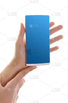 女性手握智能手机