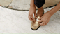 #菲拉格慕2018秋冬系列# 
全新#菲拉格慕莫卡辛鞋# ，双面可翻转Gancini扣饰，玩趣小心机，时刻hold住造型。 L菲拉格慕Ferragamo的秒拍视频 ​​​​