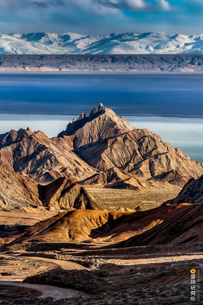 清晨的阿尔金山群峰