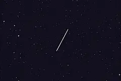 September 6, 2017

欧空局（ESA）公布一张新照片，小行星「3122 Florence」飞掠地球，在夜空中形成明亮轨迹。这张照片由荷兰天文摄影师 Marco Langbroek 在荷兰莱顿市拍摄。「3122 Florence」是一颗围绕太阳公转的小行星，于2017年9月1日飞掠地球，最近时距离地球约706.66万公里，是地月距离的18倍左右。这是它自1890年至2050年距离地球最近的一次，预计下次将于2057年9月2日飞掠地球。摄影师：Marco Langbroek