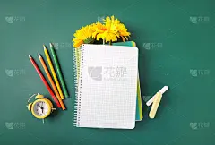 教师节贺卡绿黑板背景。前视图。副本的空间。
