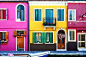 1. 布拉诺，意大利（ Burano, Italy）

意大利的 Burano 小镇与威尼斯处于同一片湖区。据 When On Earth 介绍，渔民当初为了能在浓雾之中区分自己的房子，于是就在房子外墙涂上鲜艳的色彩。如今，这些五颜六色的民居已经成为当地的一大特色。居民想重新涂色，也必须得到政府的同意，在政府官员给出的颜色表范围内选择。