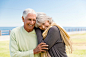 人,休闲装,毛衣,生活方式,户外_510731749_Happy senior couple outdoors_创意图片_Getty Images China