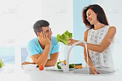 晚餐准备。恩爱夫妻在洗菜。