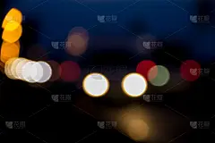 夜景模糊了车灯