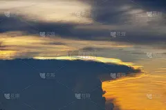 惊人的多云和日落。全景天空。