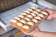 速冻饺子半成品。外卖和在家吃的概念。冷冻食品的概念。