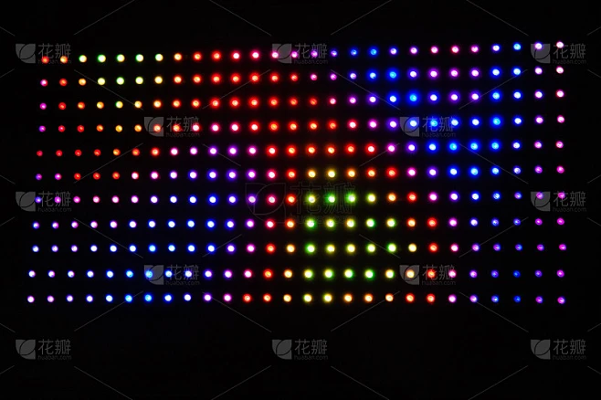 彩色RGB LED灯在黑色背景。LED矩阵与WS2812B条。在数字LED显示屏上播放动画和效果。彩素材-花瓣网