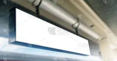 现代地铁站天花板上设计的白色长条形标识