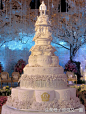 家族蛋糕企业Le Novelle Cake推出了一系列童话城堡蛋糕，这些极致奢华的9层婚礼蛋糕有高达7米，和迪士尼电影中的童话城堡别无二致，除了灰姑娘的城堡，还有《冰雪奇缘》里艾莎公主的冰雕城堡，塔楼、廊柱和露天阳台一应俱全，极致奢华梦幻浪漫。这些婚礼蛋糕每个售价为4000英镑起，最贵的一个有100个钻石，售价为40万英镑。最大的蛋糕需要5辆卡车运输。要8个小时才能组装完成。1af800034fc5d12616c7 (734×969)