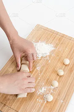 亚洲妇女正在做汤圆