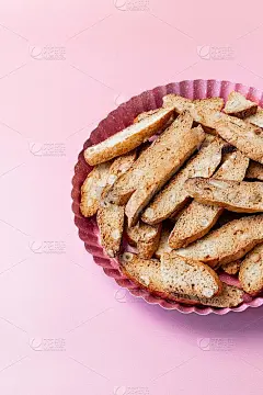 粉色背景上有坚果的脆饼。美味cantucci饼干。Cantuccini。传统意大利自制干脆饼干。