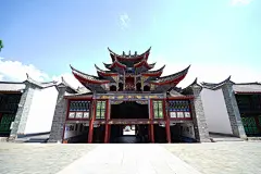 会泽江西会馆戏台，一座将中式古建筑屋顶组合的可能性发挥到极致的建筑。

江西会馆是会泽会馆建筑群之一，又名万寿宫，始建于清康熙五十年(公元1711年)。会馆最有特色的是门楼戏台，戏台为穿斗抬梁混合式歇山顶结构，前檐开山门，楼层作戏台。前檐三重，后檐五重，檐下有装饰性的密集型斗拱挑檐，挑檐中设一神龛，内供福、禄、寿三星。屋顶前后共 42 只翼角，戏台面阔 16 米，高 13.6 米，在会泽的会馆寺庙建筑中素有“会馆五子”之誉。
